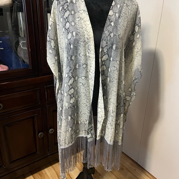 Classy, unique swimsuit coverup. - Picture 5 of 5